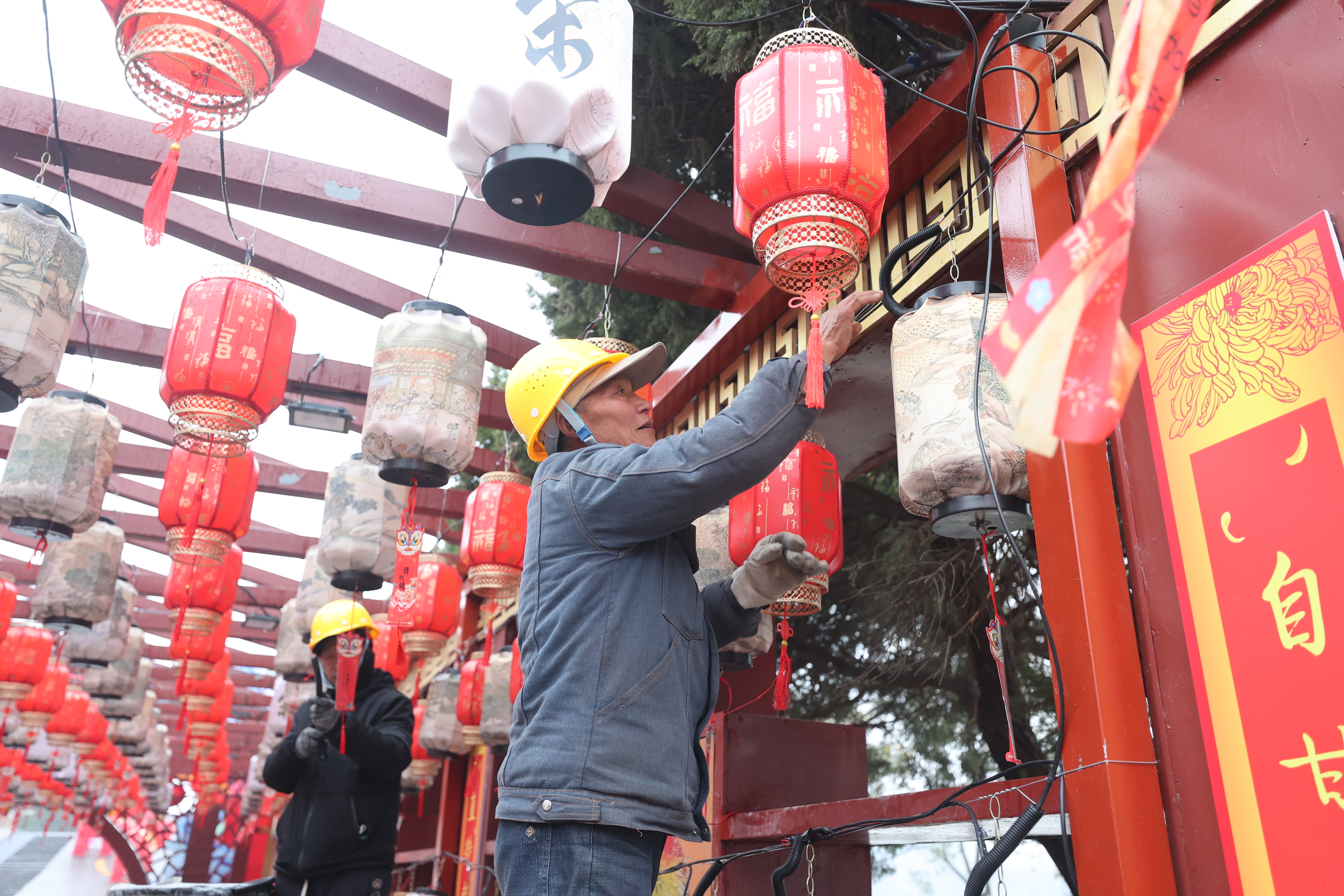 1月25日，龙亭公园里施工忙，工人正在搭建新的建筑以及花灯造型景观，为游客带来一个更有视觉冲击力的景色。全媒体记者 李浩 摄