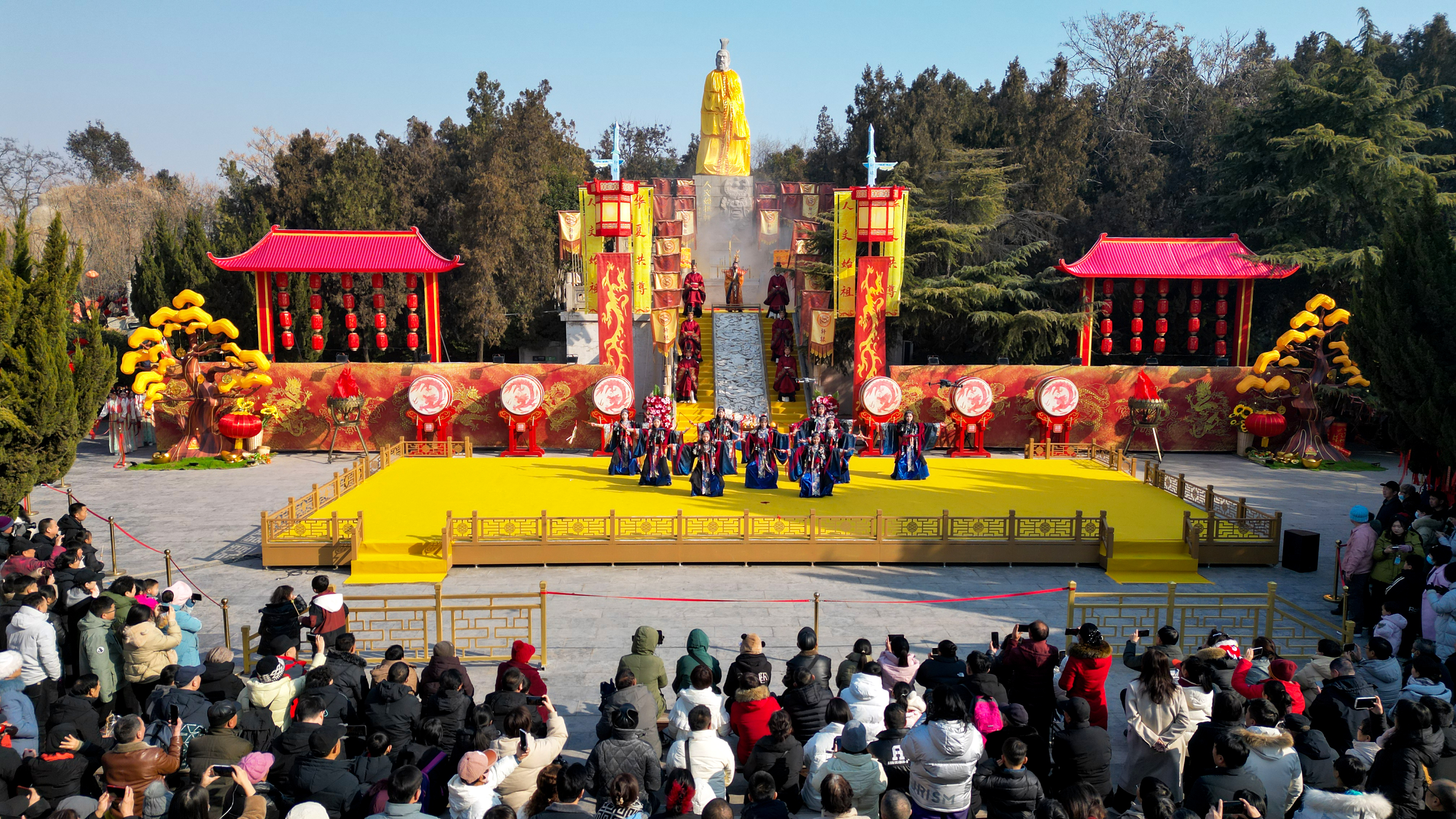 1月30日，我市各个景区热闹非凡，来自五湖四海的游客逛公园，赏民俗表演，度过一个愉快的春节假期。全媒体记者 袁洋摄