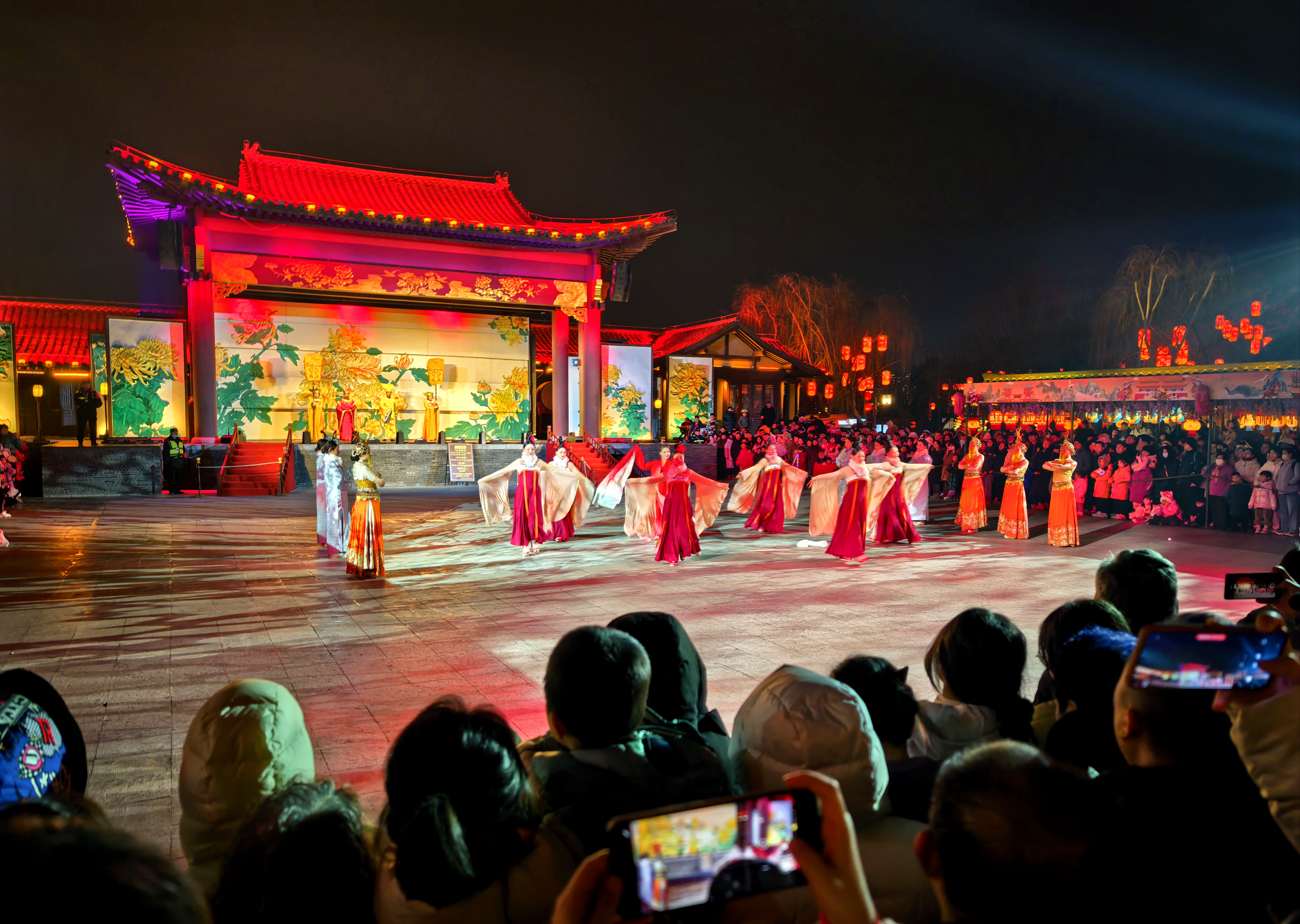 春节期间，游客在开封一景区夜游赏灯看民俗表演，品小吃美食，一站式打卡，度过一个热闹的新春佳节。全媒体记者 袁洋 摄 