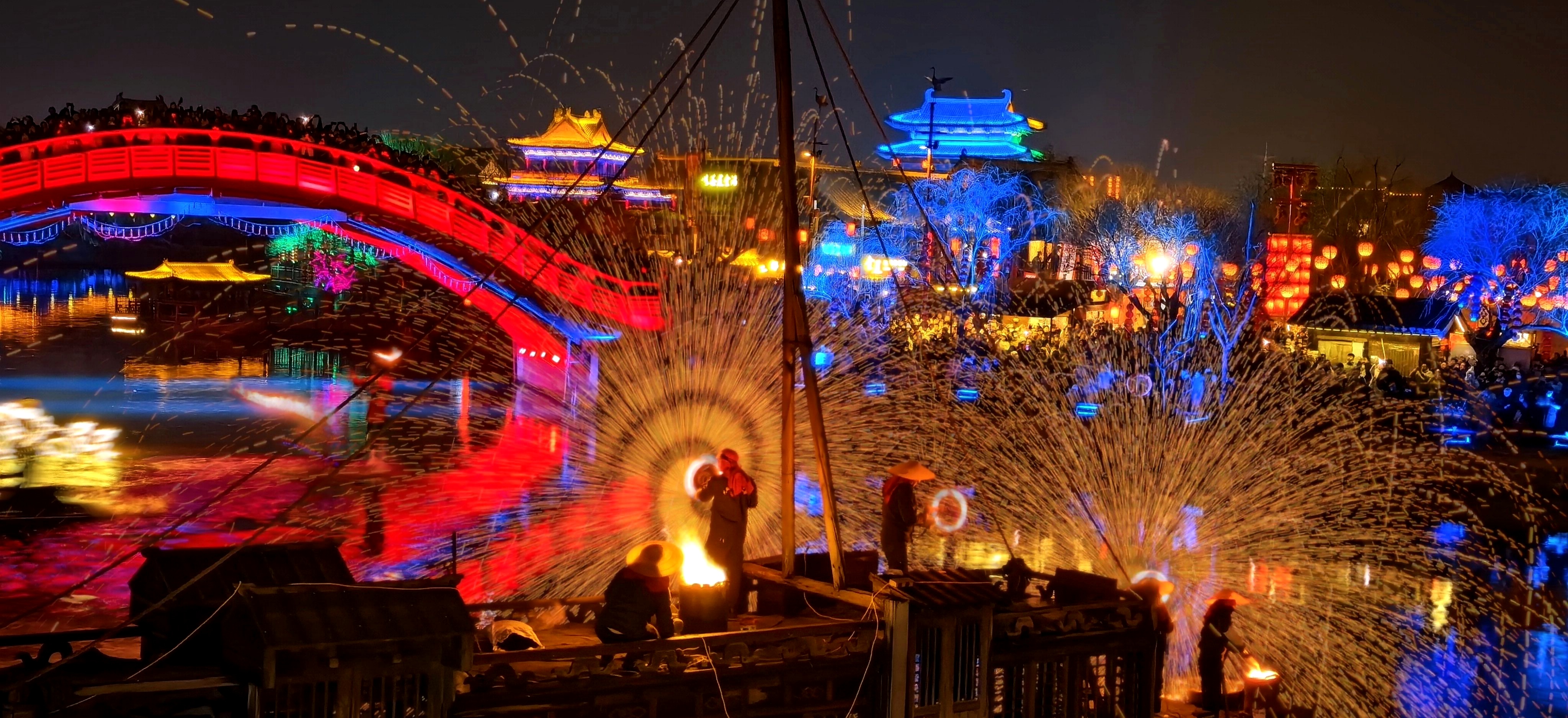 春节期间，游客在开封一景区夜游赏灯看民俗表演，品小吃美食，一站式打卡，度过一个热闹的新春佳节。全媒体记者 袁洋 摄 