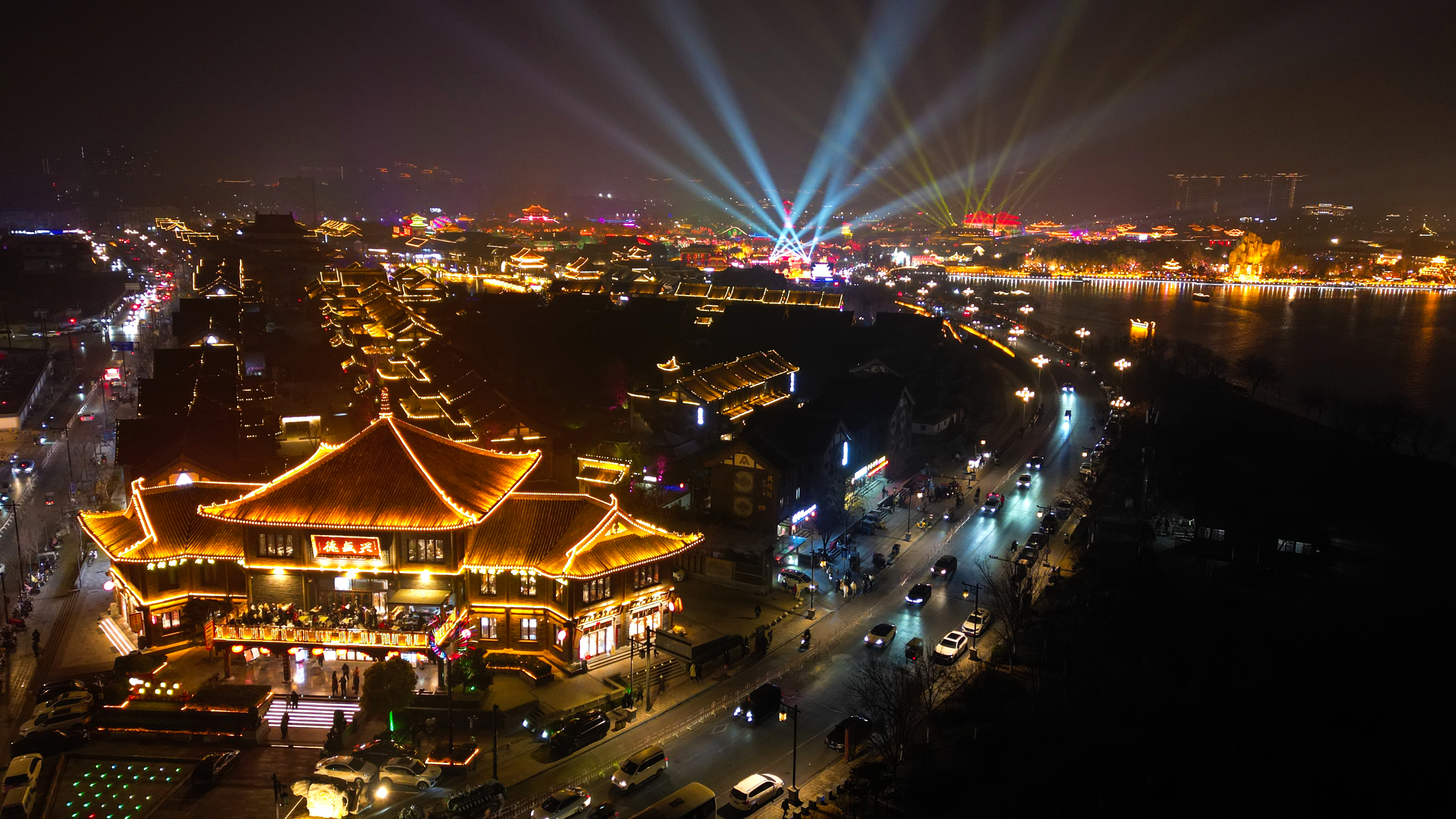 春节期间，河南开封的夜晚流光溢彩，吸引了大量游客。全媒体记者 袁洋 摄