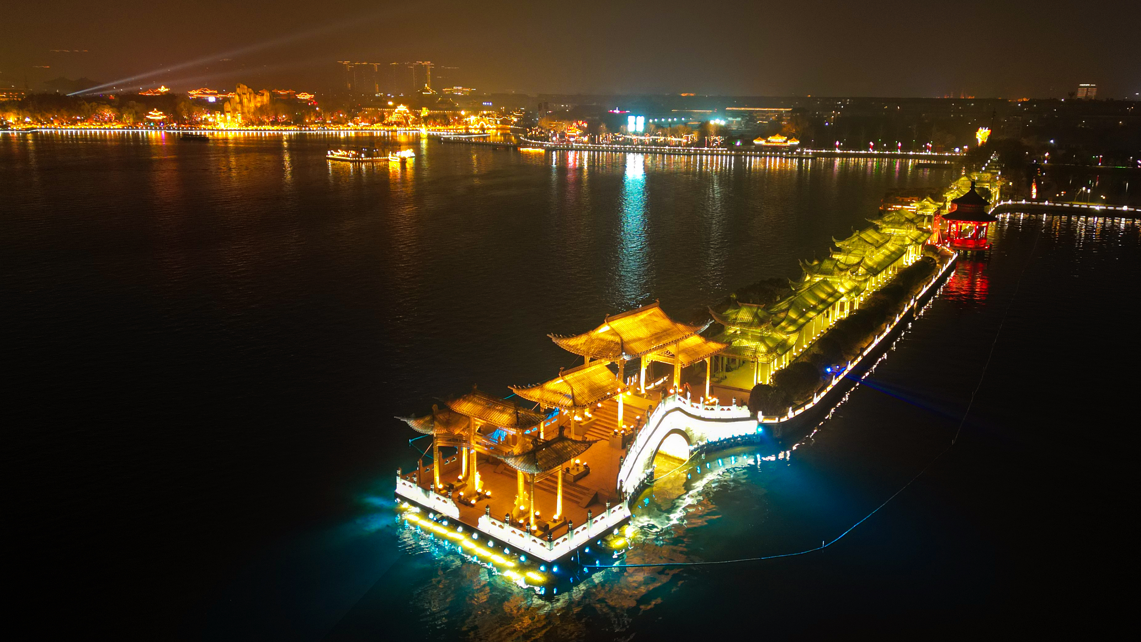 春节期间，河南开封的夜晚流光溢彩，吸引了大量游客。全媒体记者 袁洋 摄