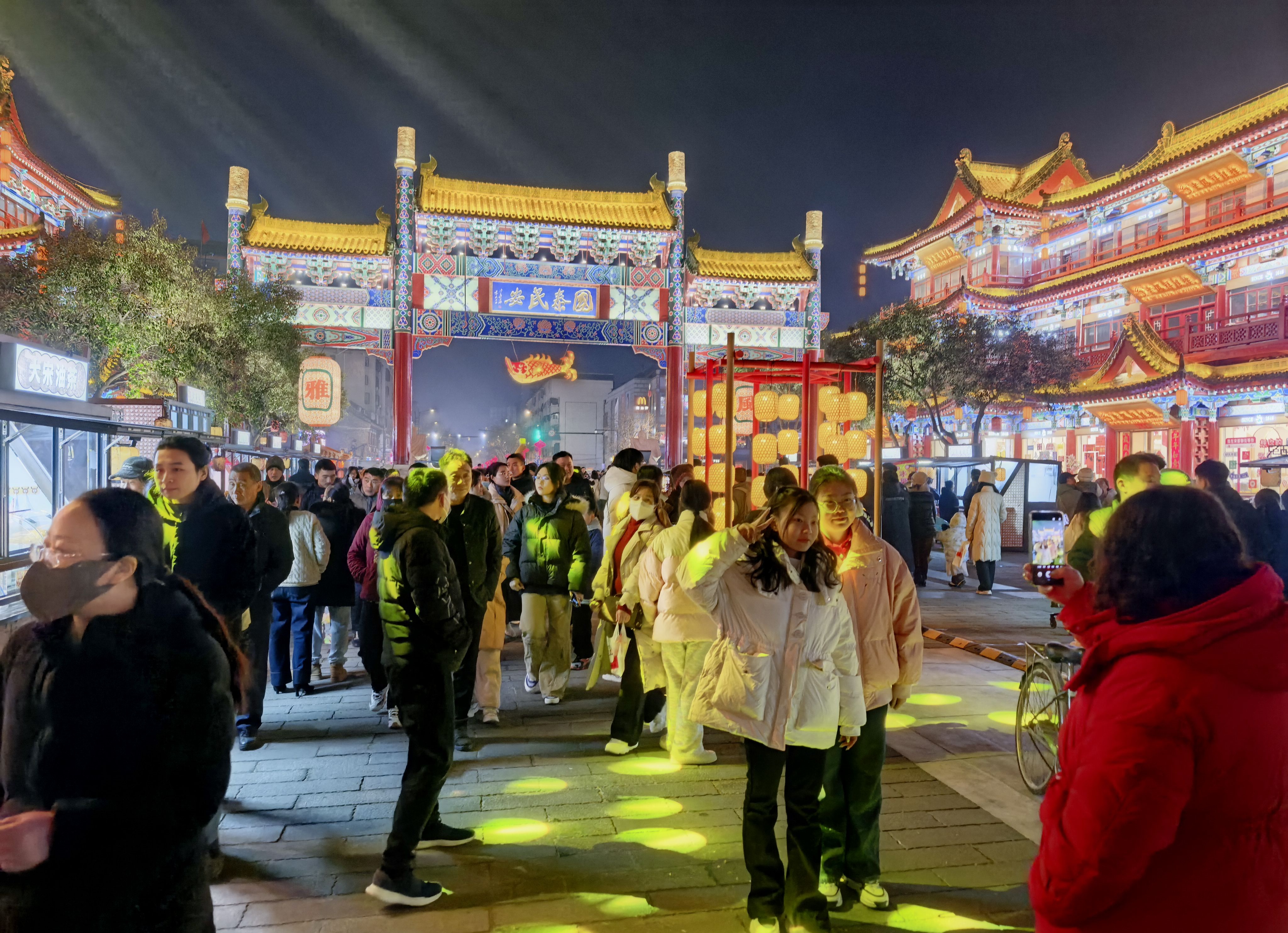 春节期间，河南开封的夜晚流光溢彩，吸引了大量游客。全媒体记者 袁洋 摄
