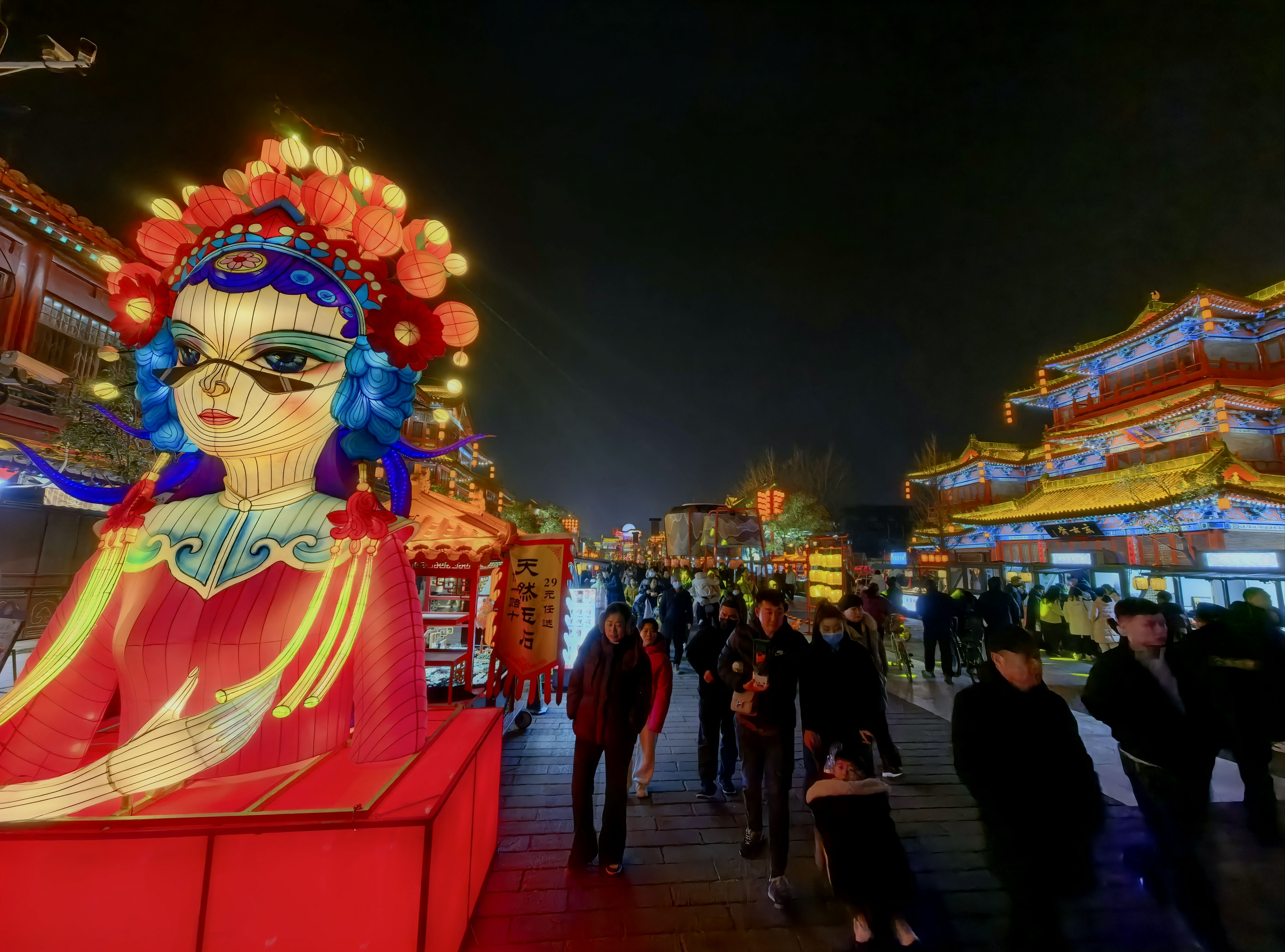 春节期间，河南开封的夜晚流光溢彩，吸引了大量游客。全媒体记者 袁洋 摄