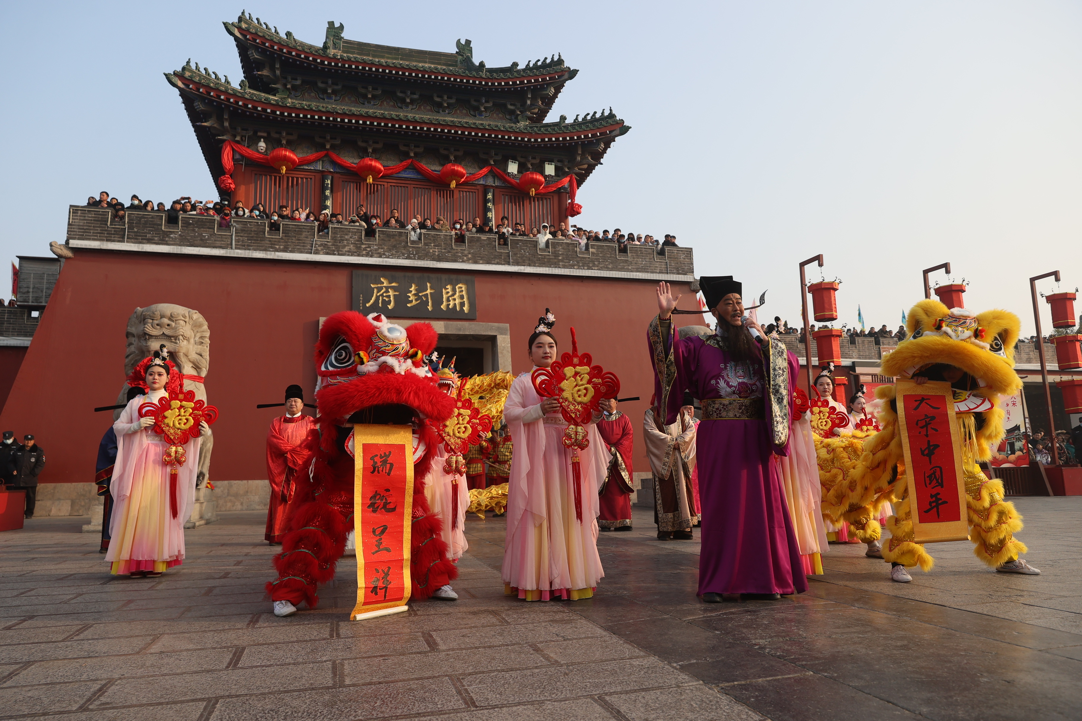 春节假期，开封景区举办丰富多彩的文旅活动，吸引市民和游客参观游览，沉浸式体验宋韵文化。全媒体记者 刘睿恒 摄