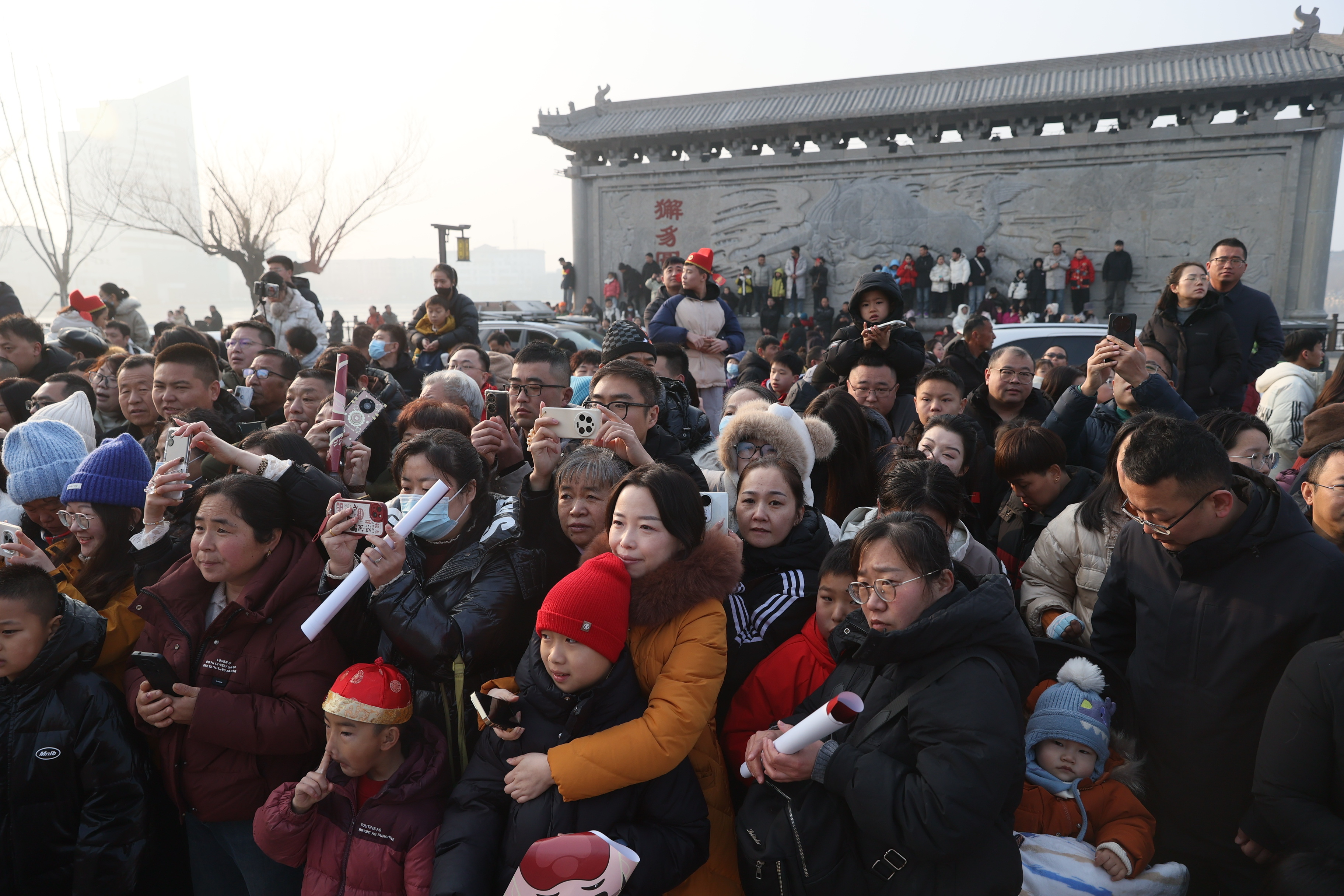 春节假期，开封景区举办丰富多彩的文旅活动，吸引市民和游客参观游览，沉浸式体验宋韵文化。全媒体记者 刘睿恒 摄