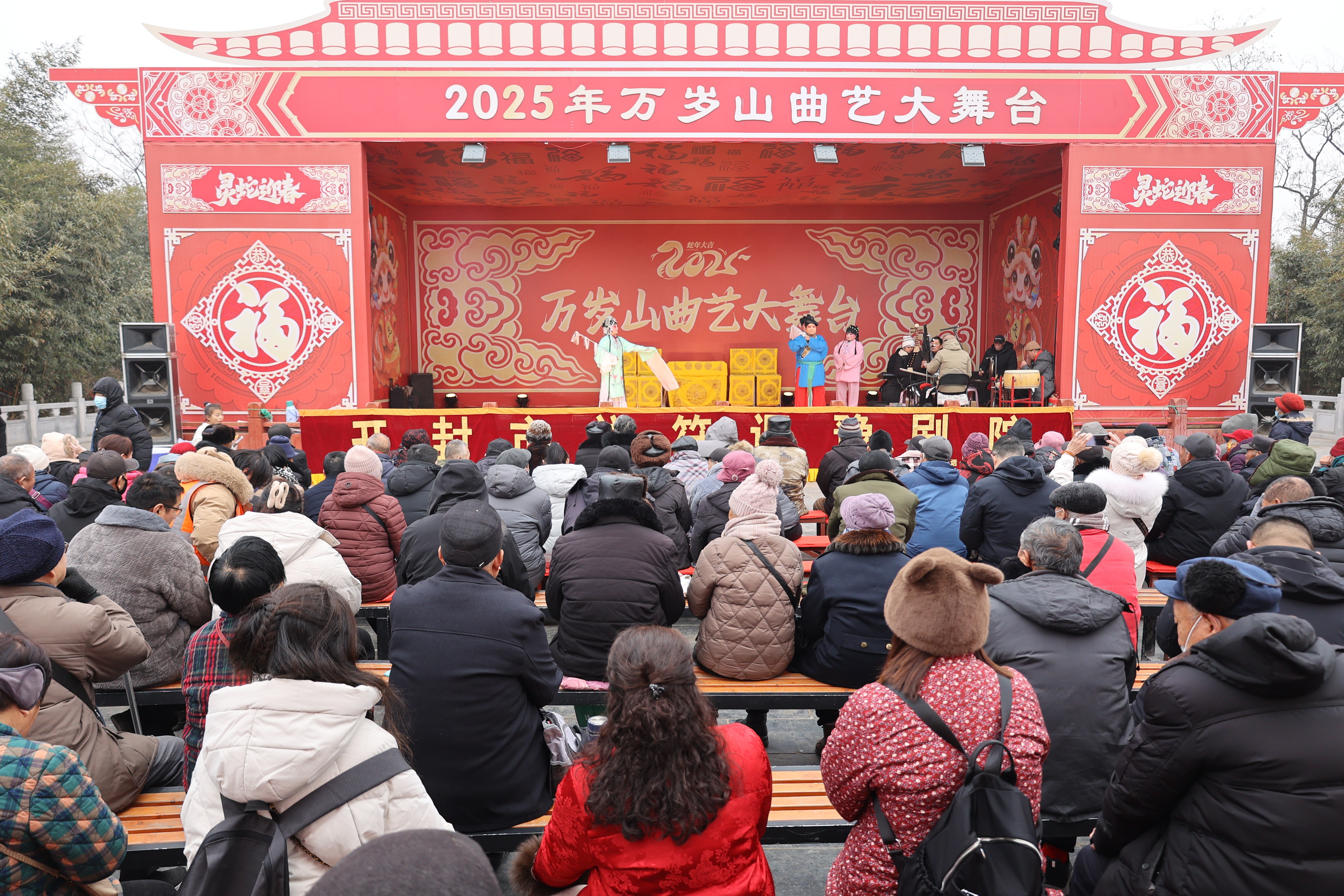 春节假期，开封各大景区推出丰富多彩的活动，让广大游客尽情享受“大宋中国年”。全媒体记者 石斐 摄