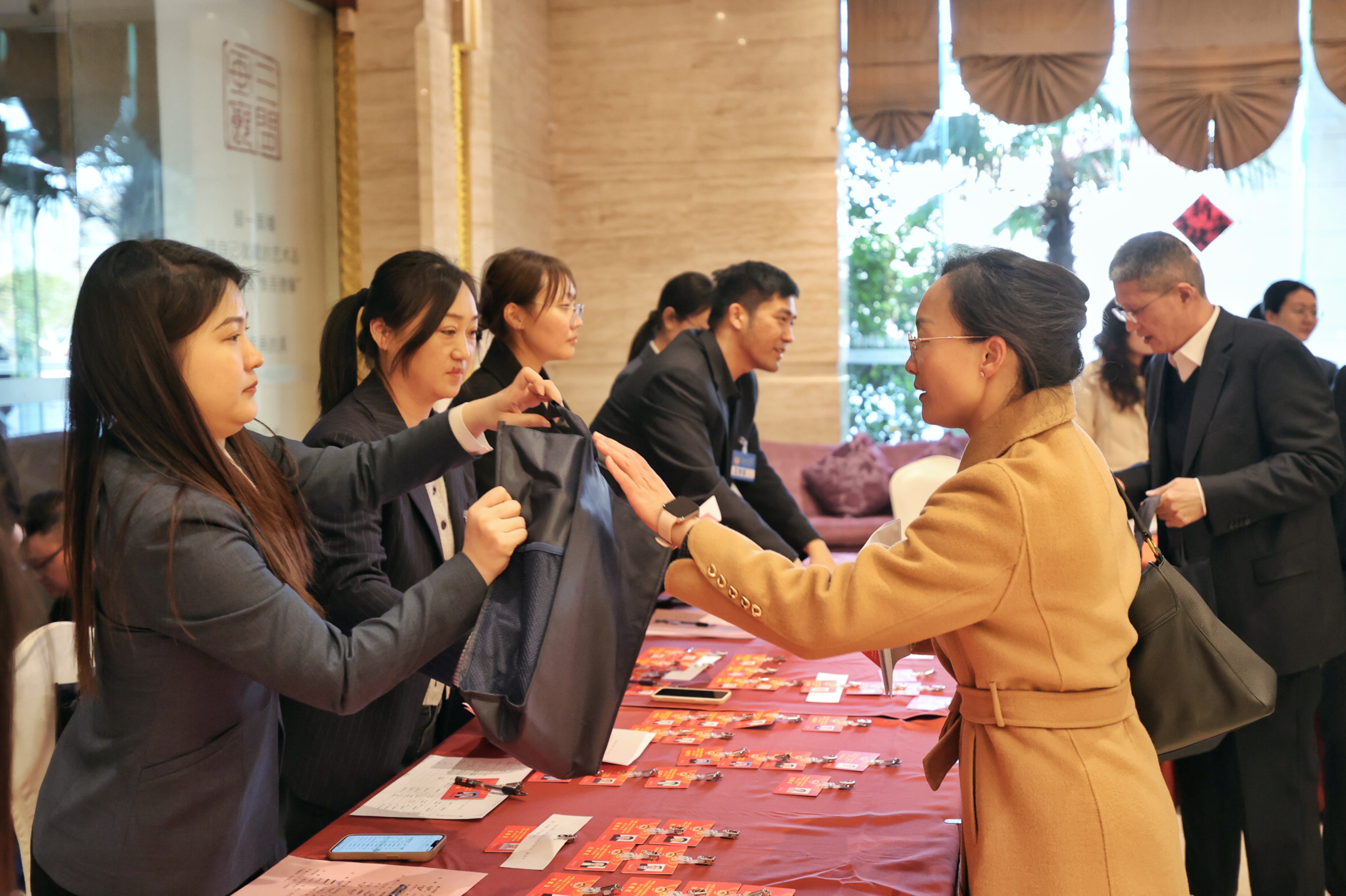 2月16日，出席市政协十三届三次会议的政协委员报到。 全媒体记者 李浩 摄