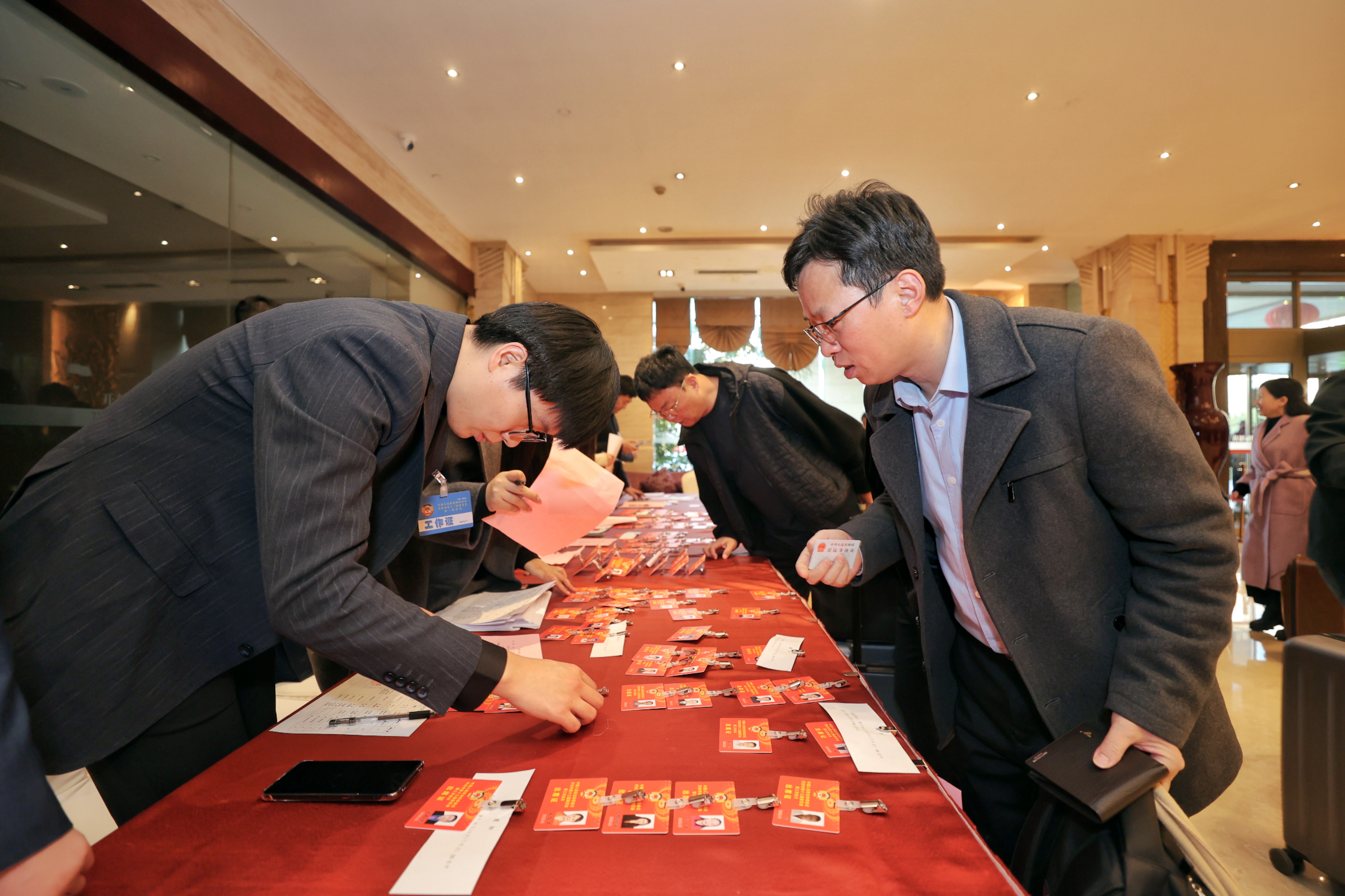 2月16日，出席市政协十三届三次会议的政协委员报到。 全媒体记者 李浩 摄