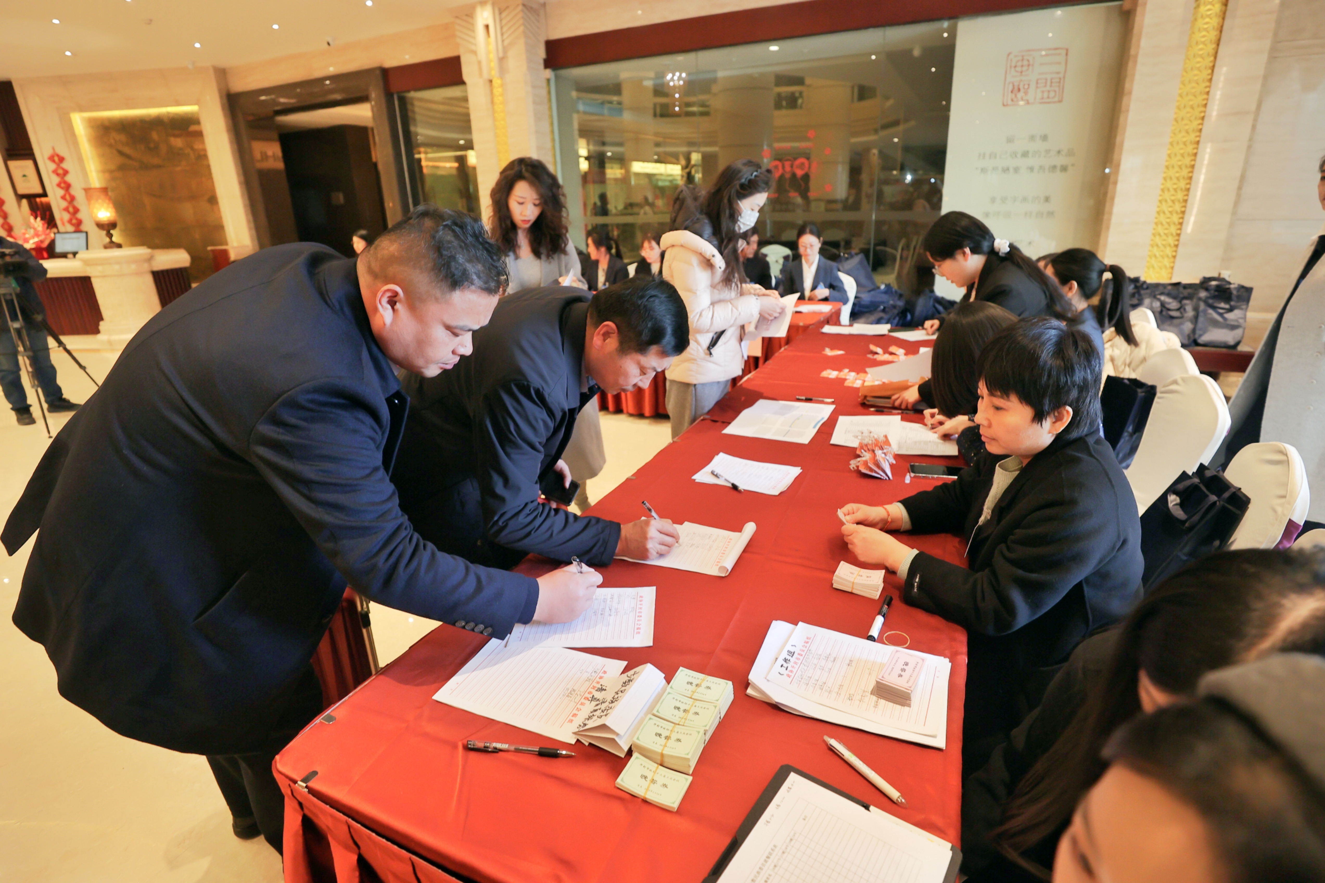 2月16日，出席市政协十三届三次会议的政协委员报到。 全媒体记者 李浩 摄