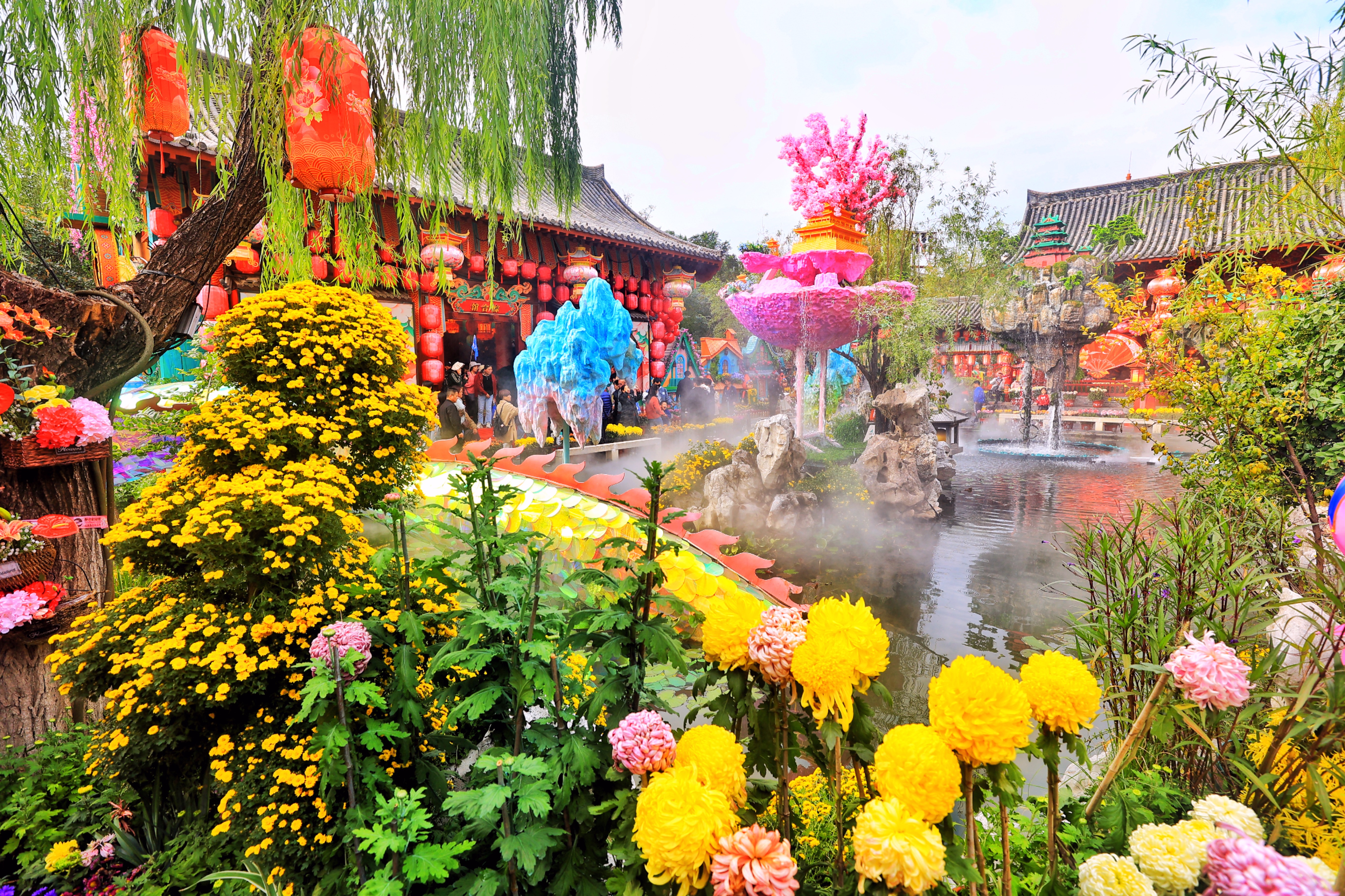 近日，开封各大景区菊花飘香，菊花景观令人惊艳，吸引众多游客前来游玩。全媒体记者李浩10月18日摄