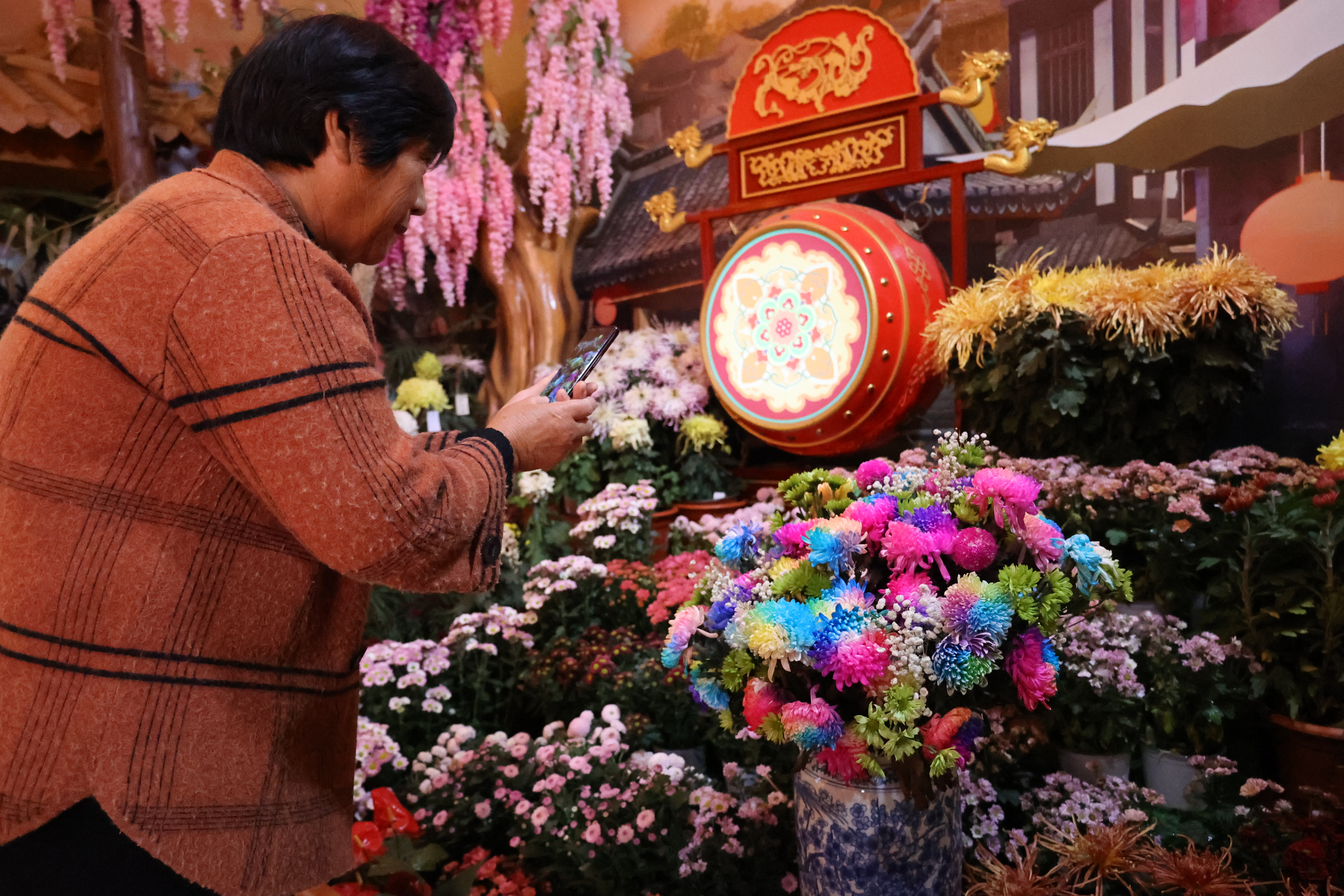 “只今秋色里，忍为菊花来。”眼下，我市被280万盆菊花装扮成花的海洋，一步一景、满城菊香，吸引八方游客纷至沓来，花海人潮相映成趣。 全媒体记者 石斐摄
