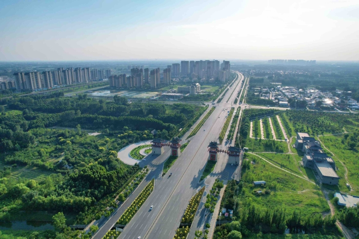 8月12日,俯瞰郑开大道,品种多样的植物装点道路两侧,满目青翠、生机盎然。 全媒体记者 姜菡 摄