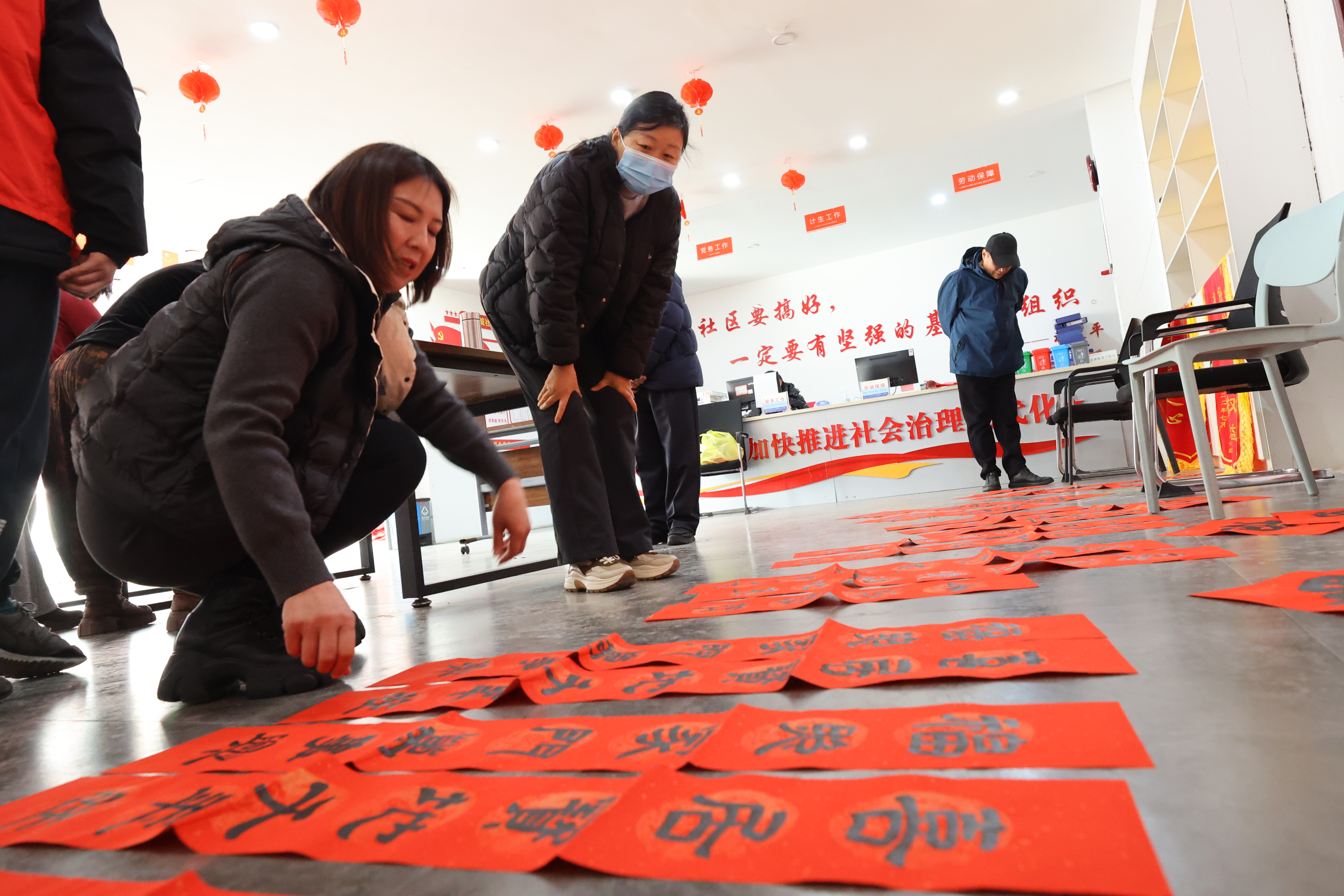 2月4日，在碧水蓝城社区党群服务中心大厅，书法爱好者现场挥毫泼墨，一幅幅寓意吉祥的春联跃然纸上，为居民送上新春祝福的同时凝聚邻里温情。全媒体记者 石斐摄