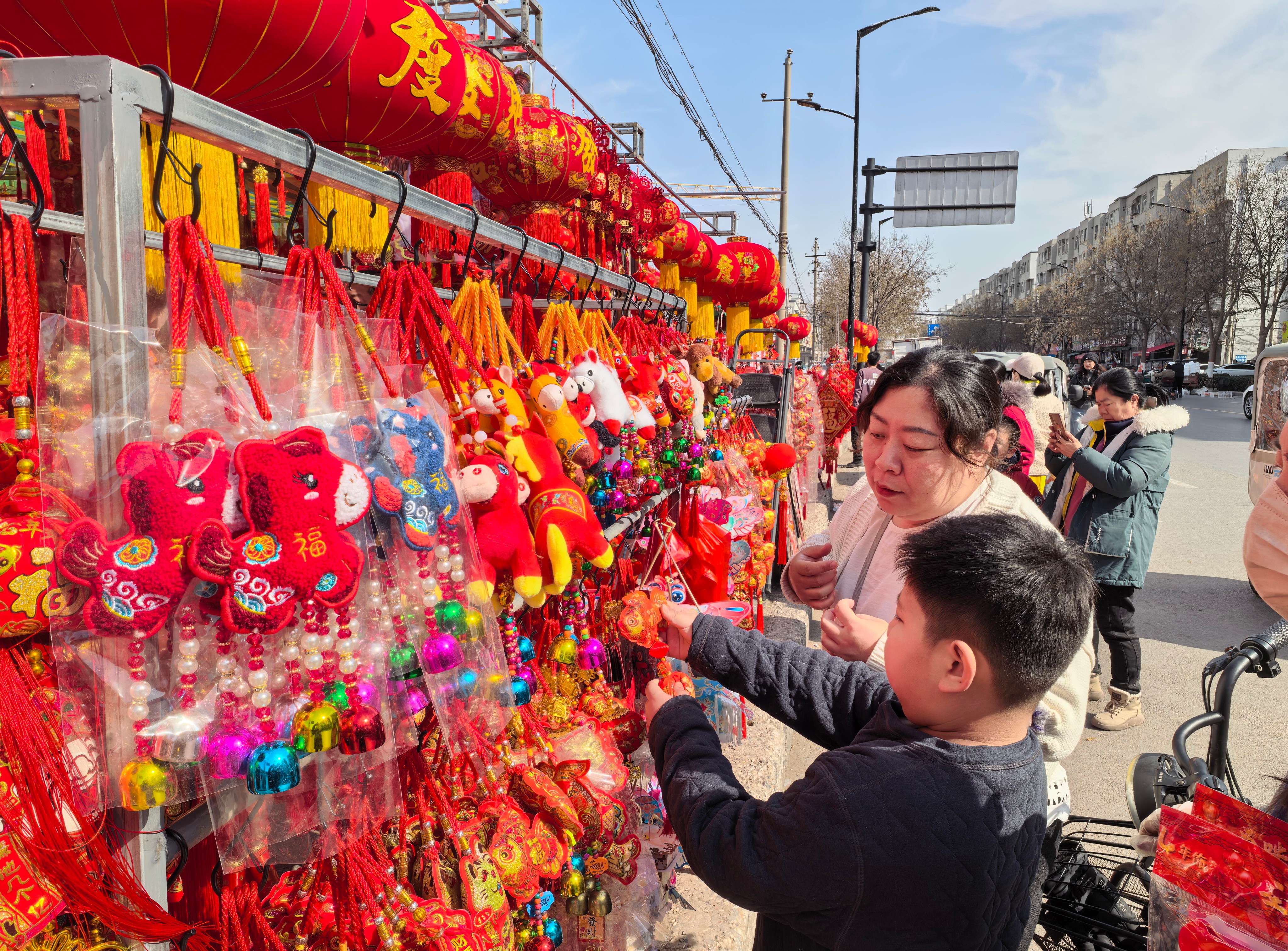 2月11日，市民在选购新春饰品。随着春节临近，我市处处洋溢着喜庆祥和的节日氛围，年味渐浓。         全媒体记者 袁洋 摄