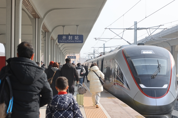 2月2日，2026年春运启动。开封火车站通过优化运力安排、强化服务保障、推出便民举措，全力满足旅客出行需求，春运首日客流平稳有序。全媒体记者 石斐 摄