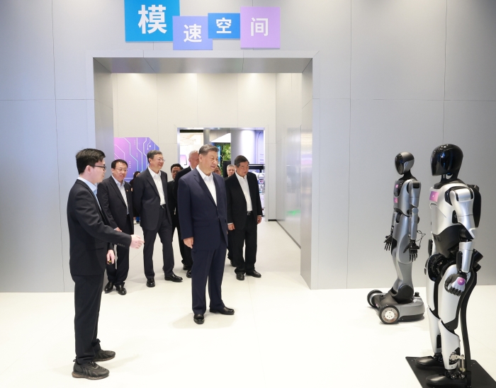 △ 2025年4月29日，习近平总书记走进位于徐汇区的上海“模速空间”大模型创新生态社区，听取相关技术研发和企业生产经营介绍。