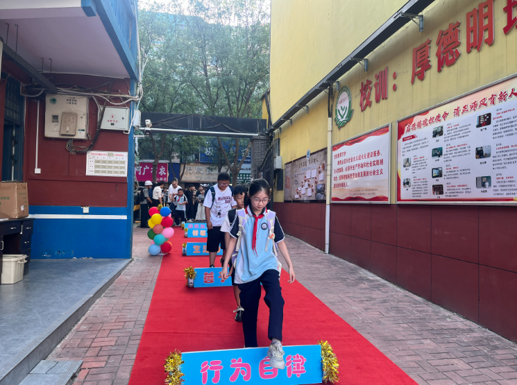 清晨，校园门口热闹非凡，同学们迈着轻快的步伐跨过迎新栏有序入校。一张张朝气蓬勃的笑脸，满怀期待奔赴新学期，处处洋溢着开学归来的喜悦气息。  全媒体记者 李水龙 通讯员 宋恩慧摄