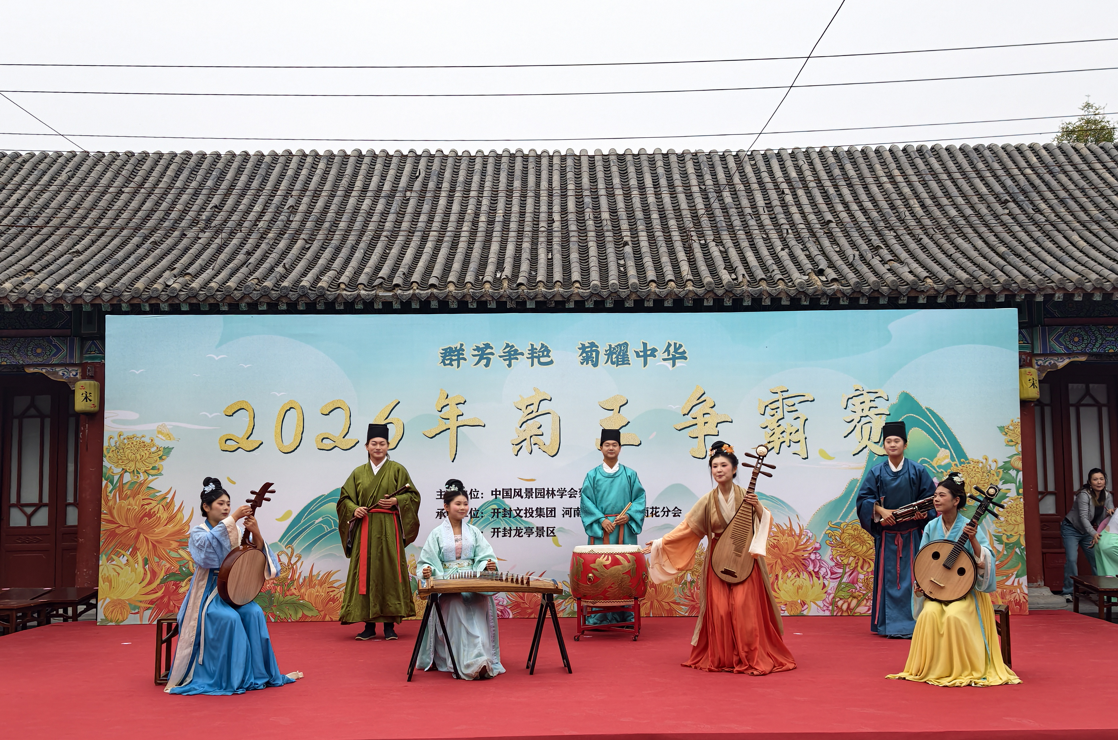 传承菊花文化，提升菊艺水平，10月16日，2026年菊王争霸赛在龙亭景区举行。全媒体记者 袁洋摄