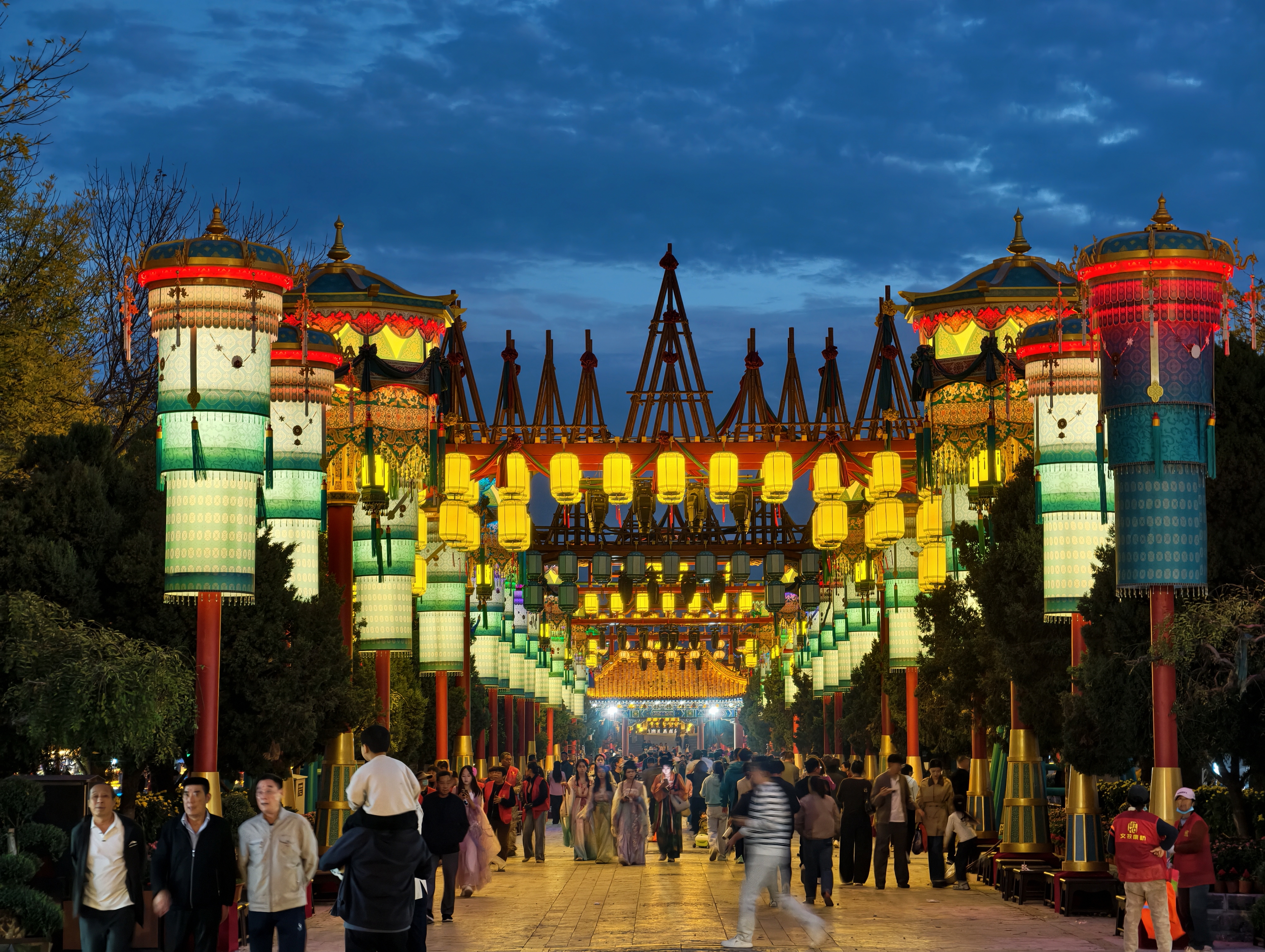 10月18日，夜幕下的龙亭公园，灯火璀璨。游人徜徉夜色之中，欣赏美景。  全媒体记者 袁洋 摄