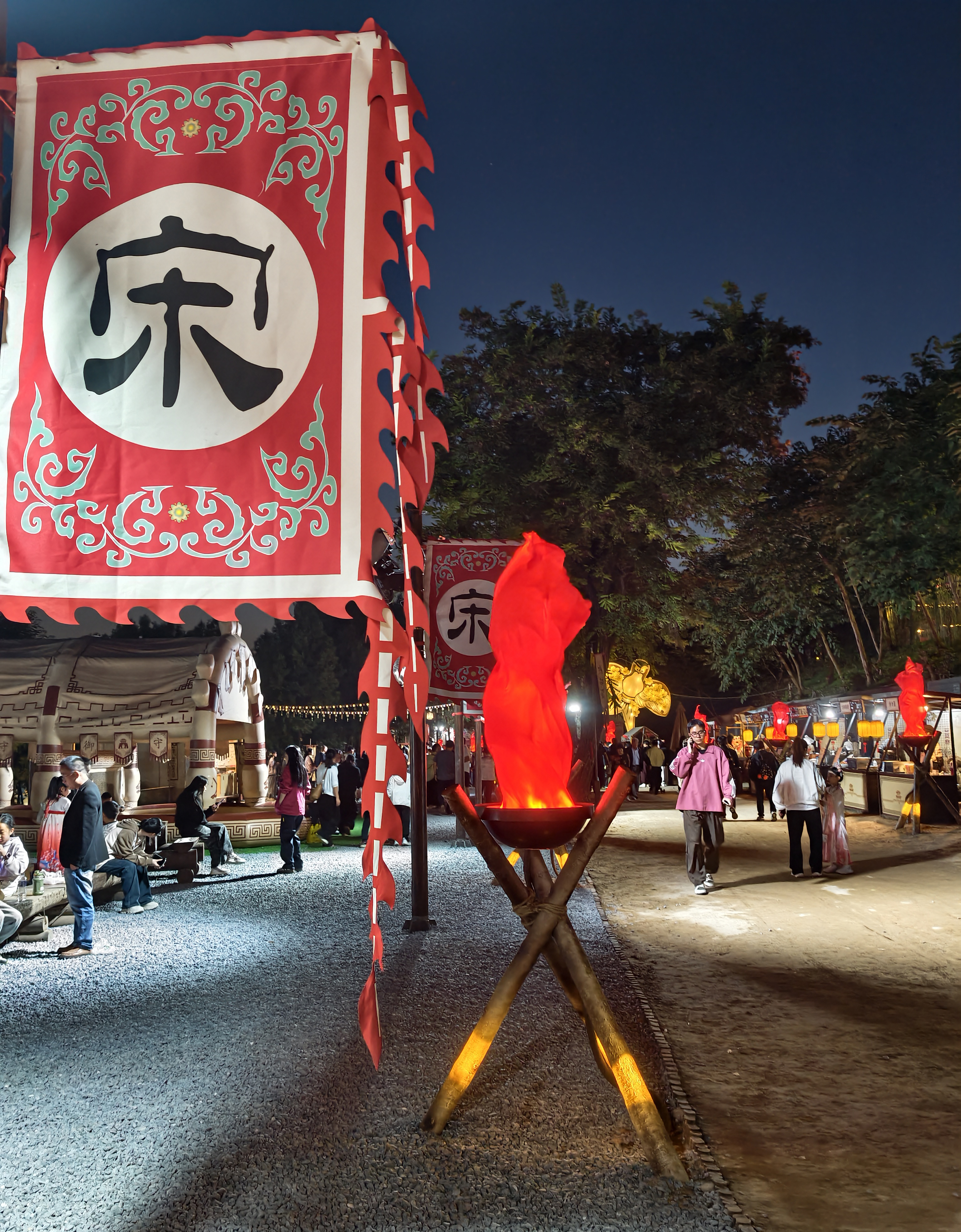 华灯映菊，流光漫园。夜幕垂落，我市景区宋韵夜景与满园繁花相映成趣，游人漫步花间、观看节目，沉浸式感受古都菊香夜色。全媒体记者袁洋10月19日摄