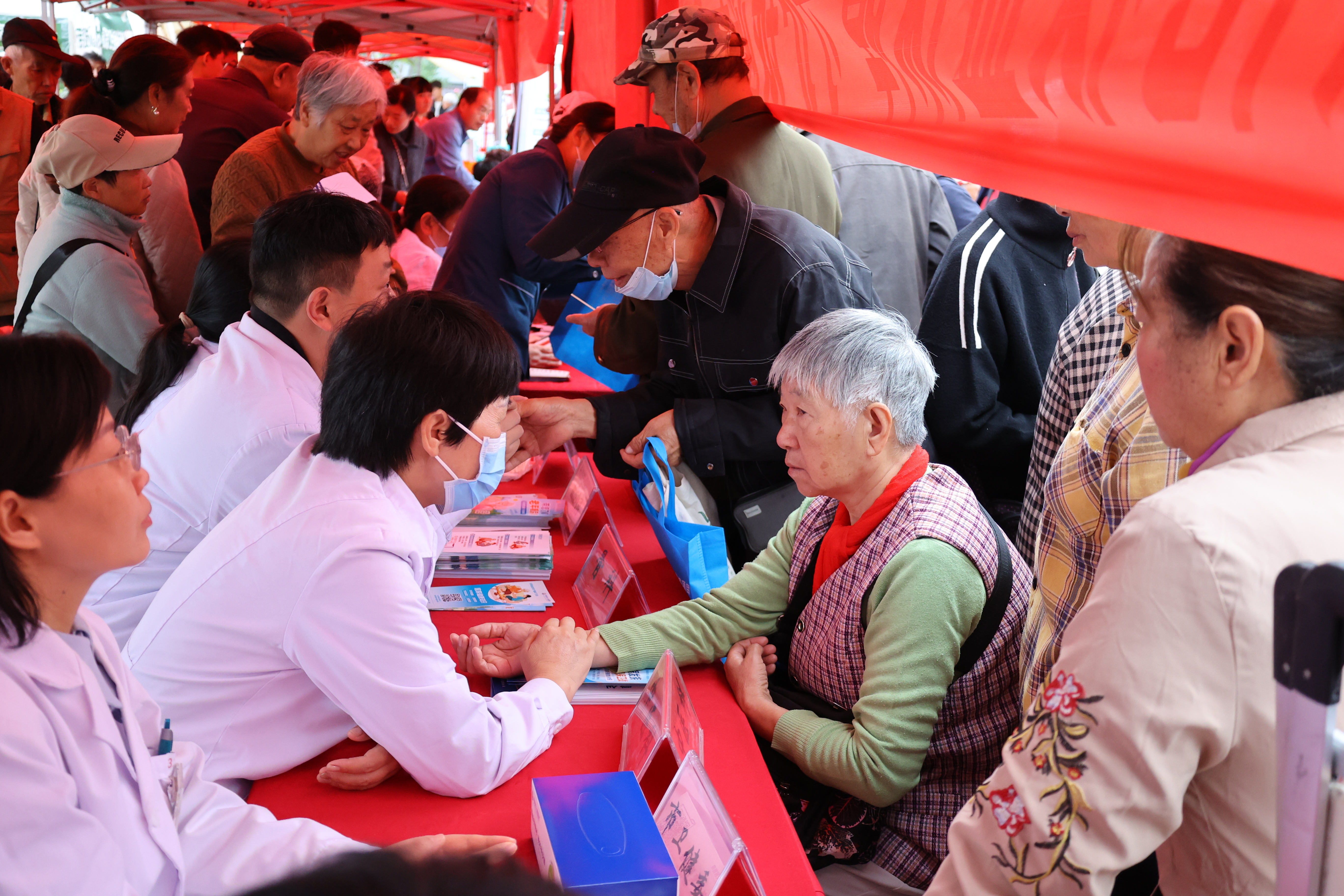 10月19日，由市民政局、市老龄办和开封日报报业集团主办的2026年开封市“敬老月”主题活动在汴京公园举行。此次活动以“强化权益保障 守护银龄安全”为主题，聚焦老年人权益保障、安全守护等，现场开展了文艺汇演、主题市集、健康义诊、政策咨询、便民志愿服务等多项活动。全媒体记者 石斐 摄