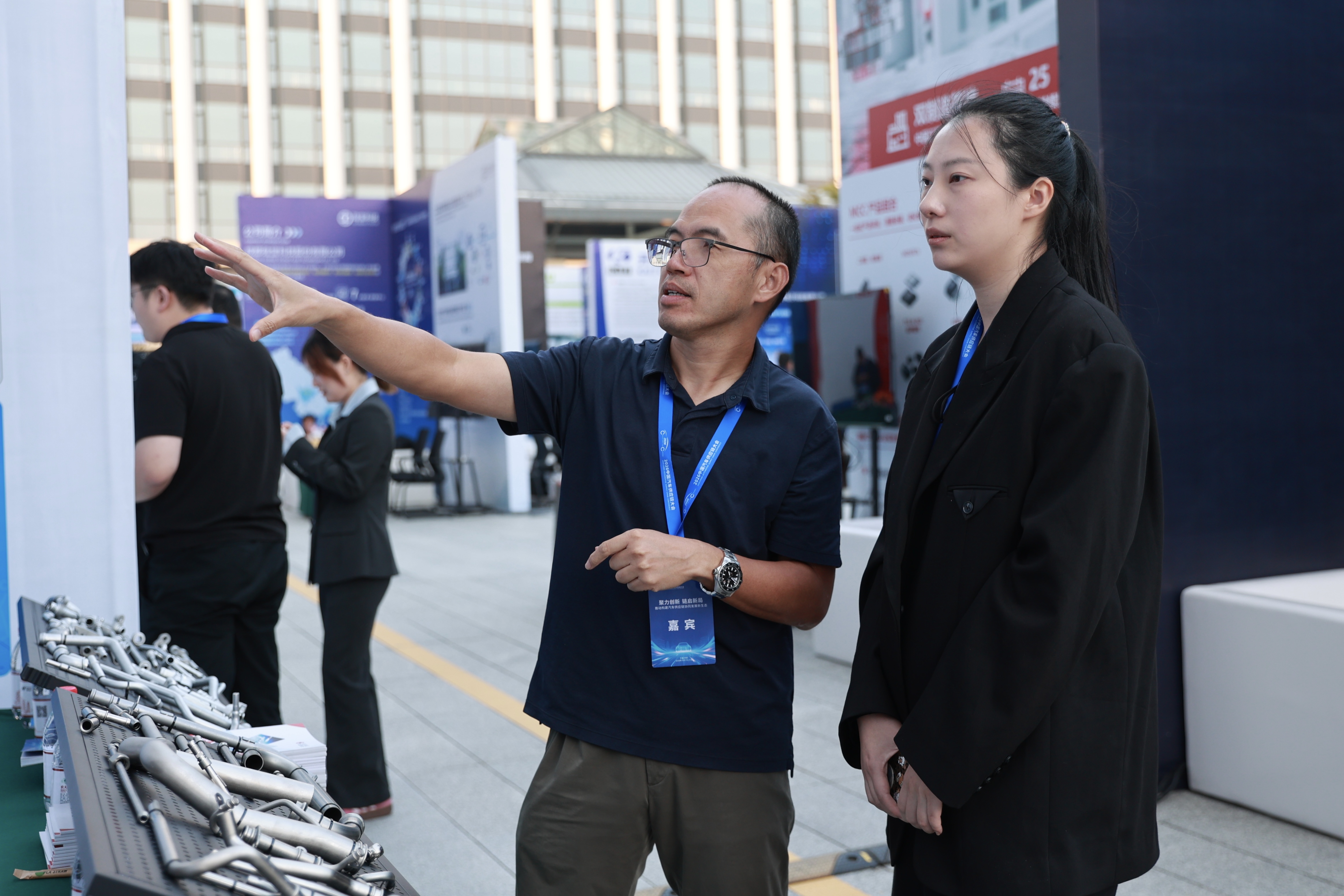 10月20日，2026中国汽车供应链大会在开封召开。大会以“聚力创新，链启新局——推动构建汽车供应链协同发展新生态”为主题，共绘汽车供应链协同发展新蓝图。图片均为参会嘉宾在展区交流洽谈。全媒体记者 姜菡 摄