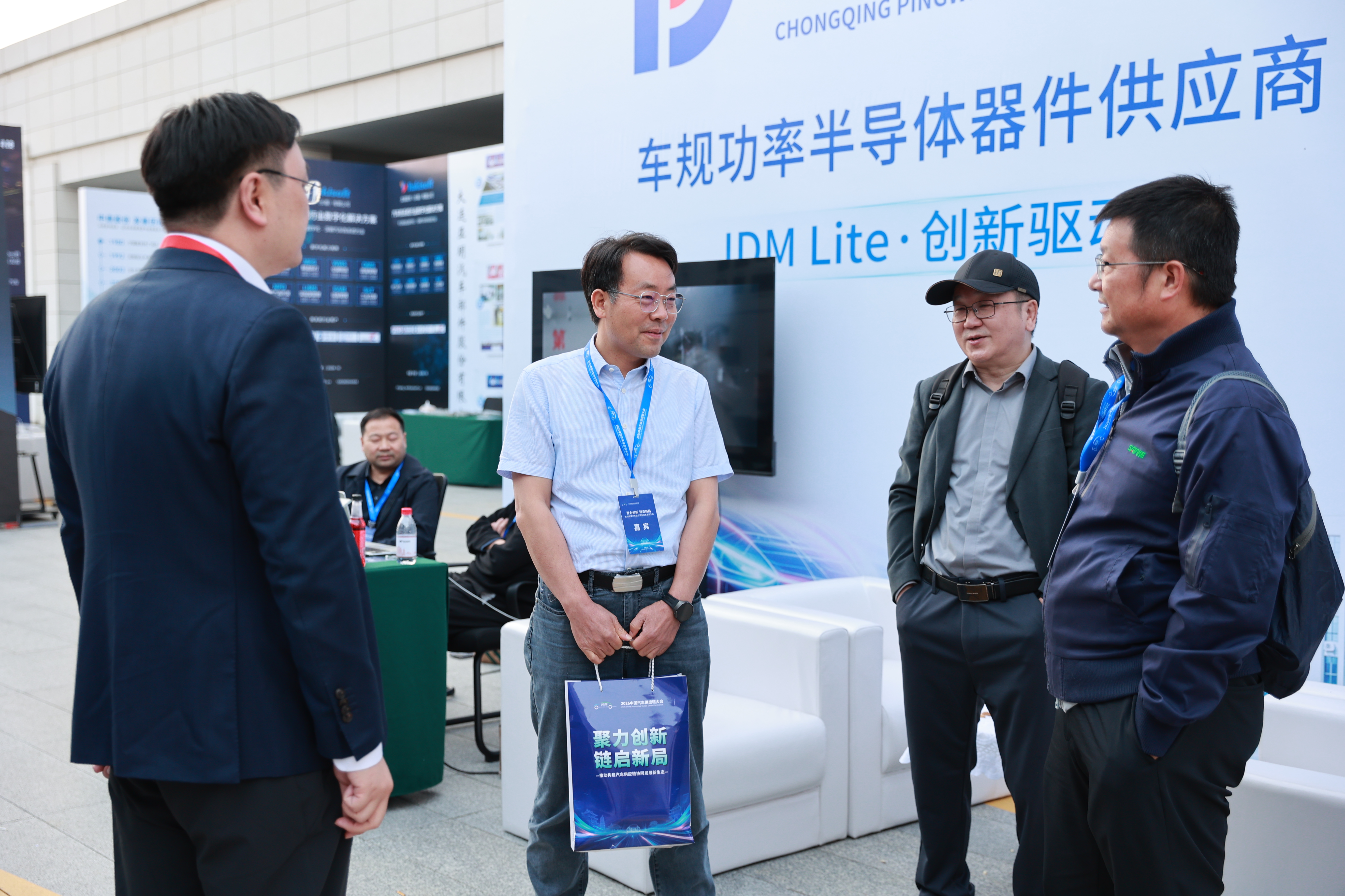 10月20日，2026中国汽车供应链大会在开封召开。大会以“聚力创新，链启新局——推动构建汽车供应链协同发展新生态”为主题，共绘汽车供应链协同发展新蓝图。图片均为参会嘉宾在展区交流洽谈。全媒体记者 姜菡 摄