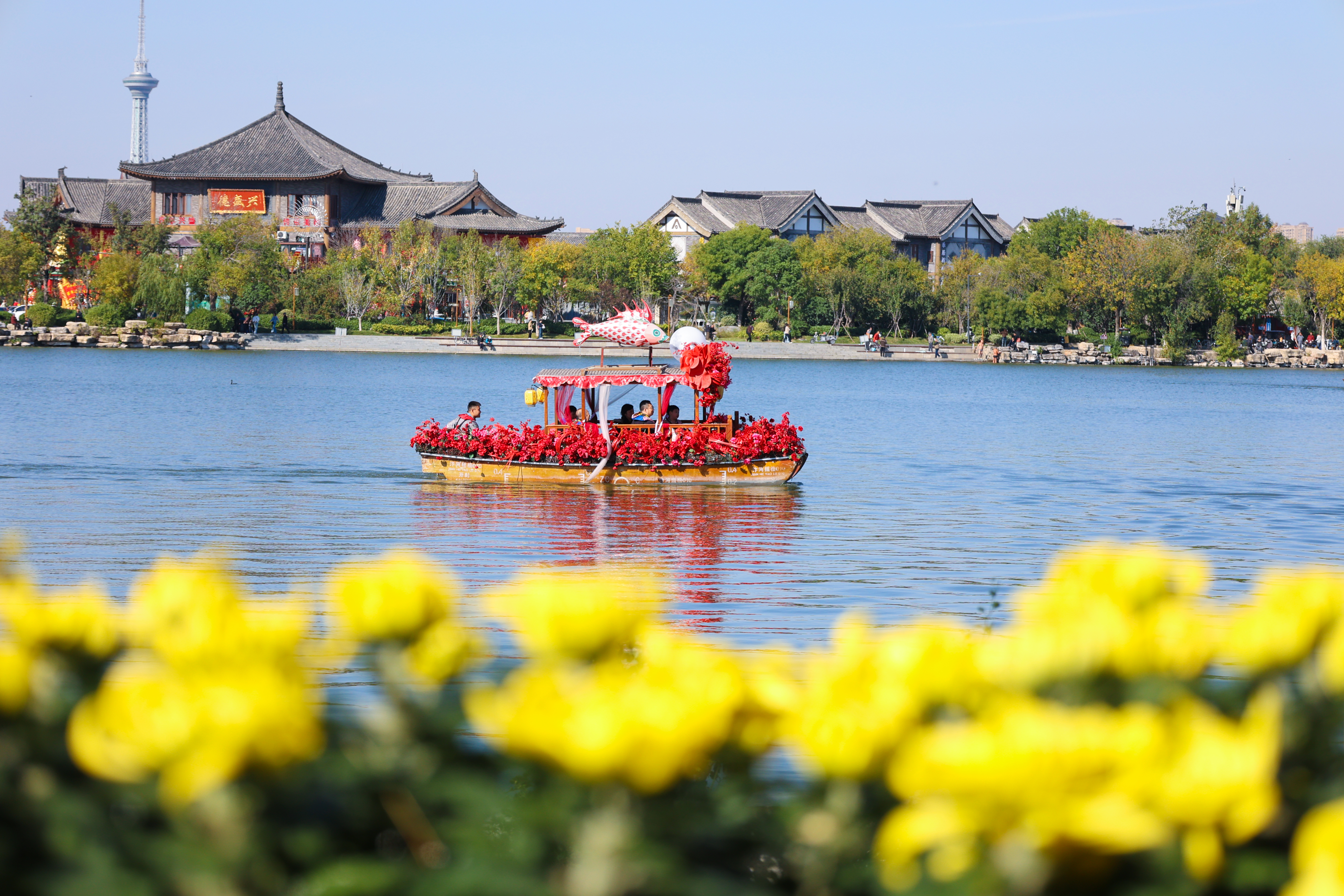 10月21日，古城开封天气晴好，不少游客来到景区游玩赏菊，乐享秋日好时光。全媒体记者 石斐摄