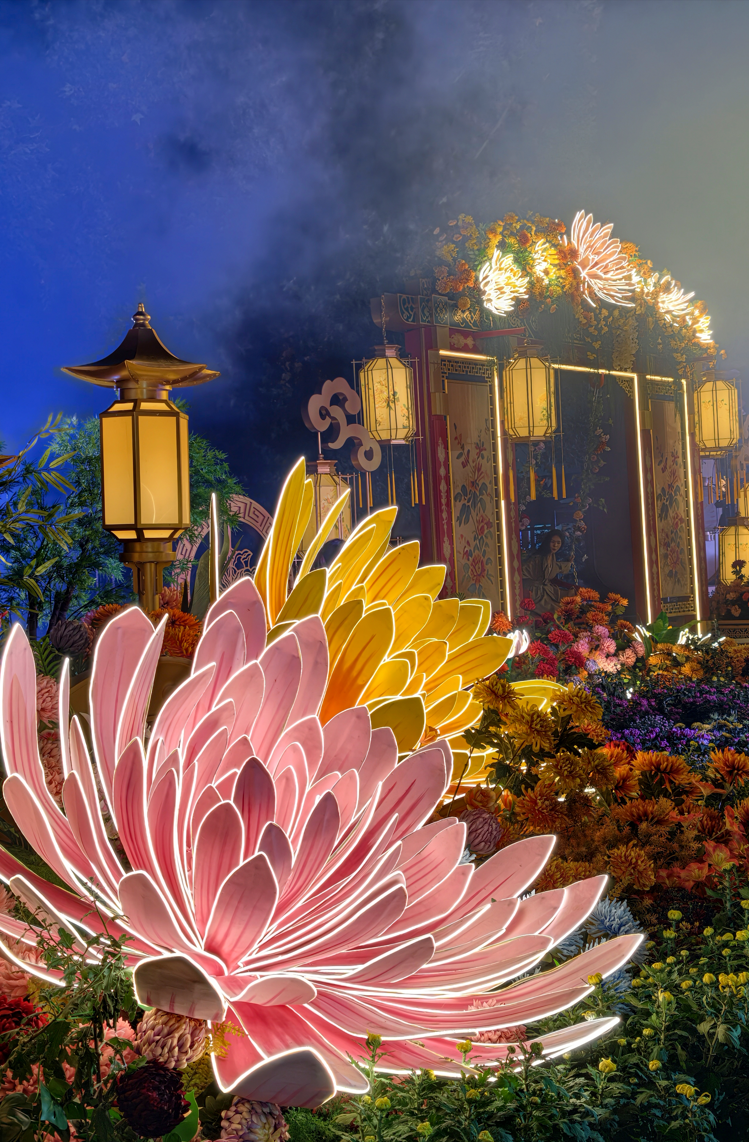 船行灯影里 ，人醉菊花香。10月25日晚，游客或赏菊，或乘画舫游玩，沉浸式感受古都开封古今交融的独特韵味。全媒体记者 袁洋 摄