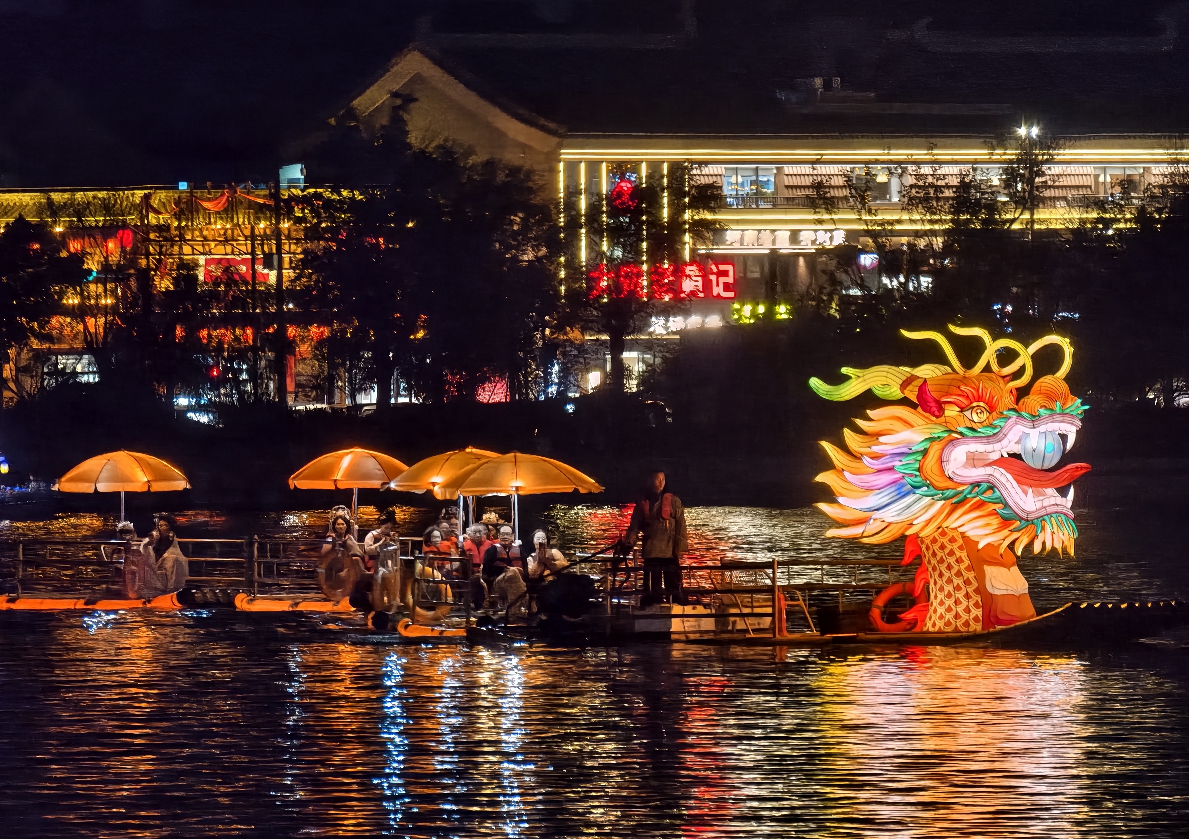 船行灯影里 ，人醉菊花香。10月25日晚，游客或赏菊，或乘画舫游玩，沉浸式感受古都开封古今交融的独特韵味。全媒体记者 袁洋 摄