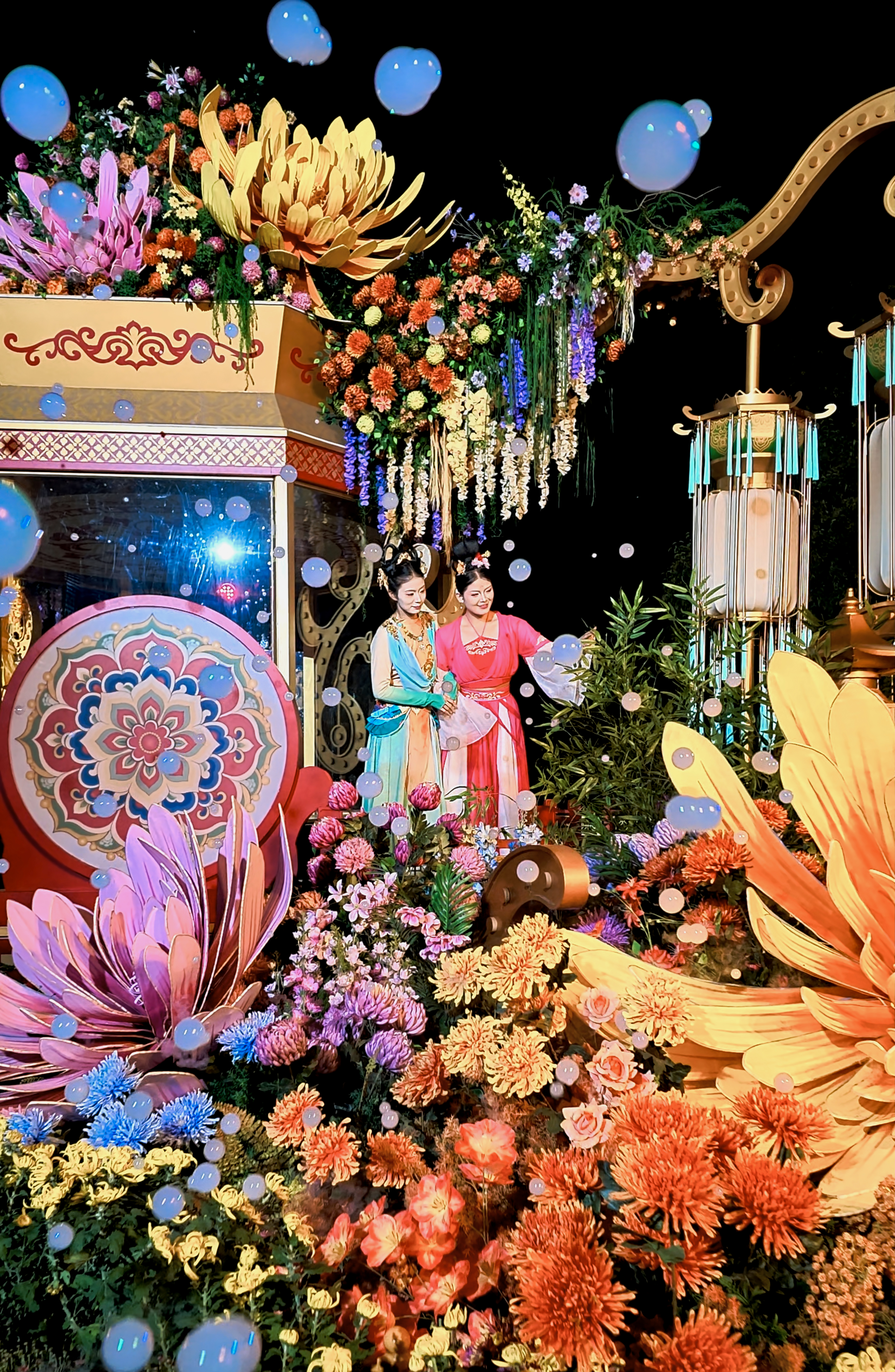 10月27日，游客在龙亭景区游玩，邂逅独属于夜晚的赏菊浪漫。全媒体记者 袁洋 摄 
