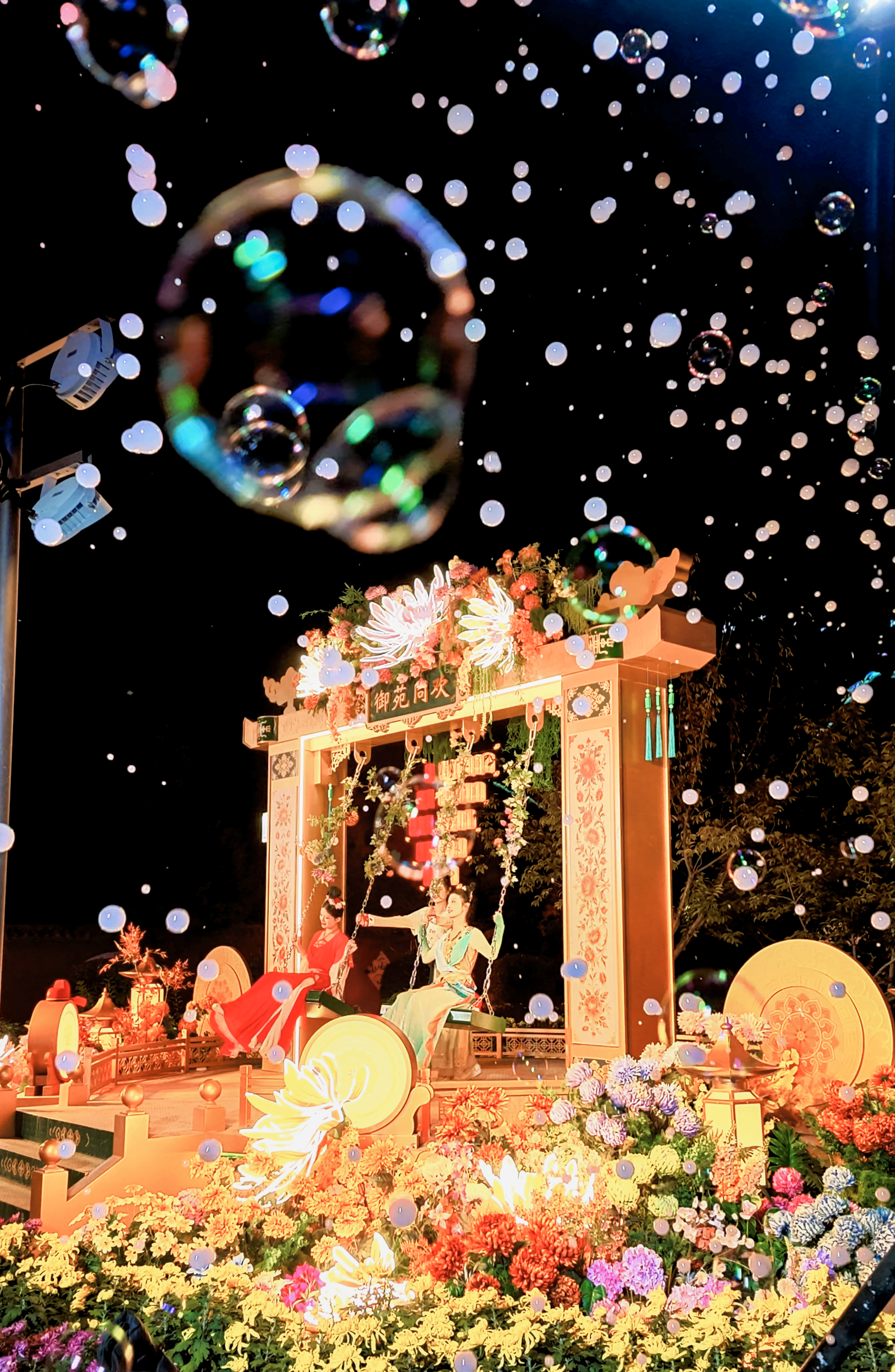 10月27日，游客在龙亭景区游玩，邂逅独属于夜晚的赏菊浪漫。全媒体记者 袁洋 摄 